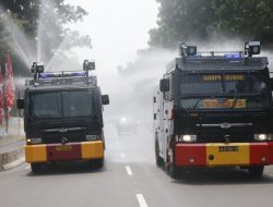 Kurangi Dampak Polusi Udara, Polda Metro Jaya Kerahkan 4 Mobil Water Cannon Semprot Jalan ProtokolFoto: Istimewa 